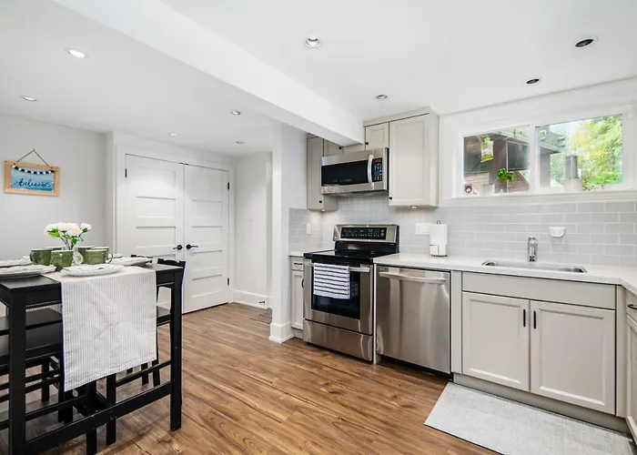 Gorgeous 4 Bedroom Garden Level Suite At Vancouver West & Ubc