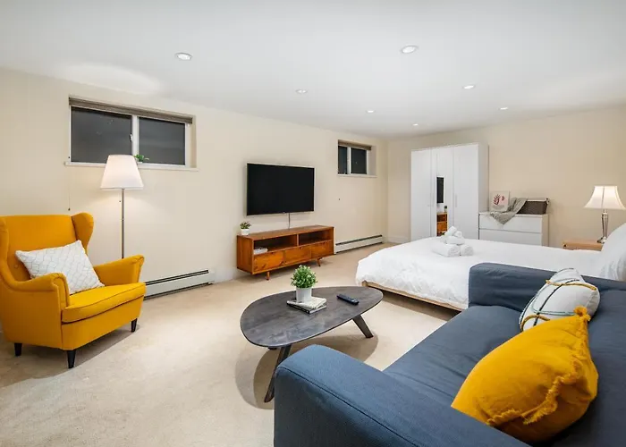 Gorgeous 4 Bedroom Garden Level Suite At Vancouver West & Ubc